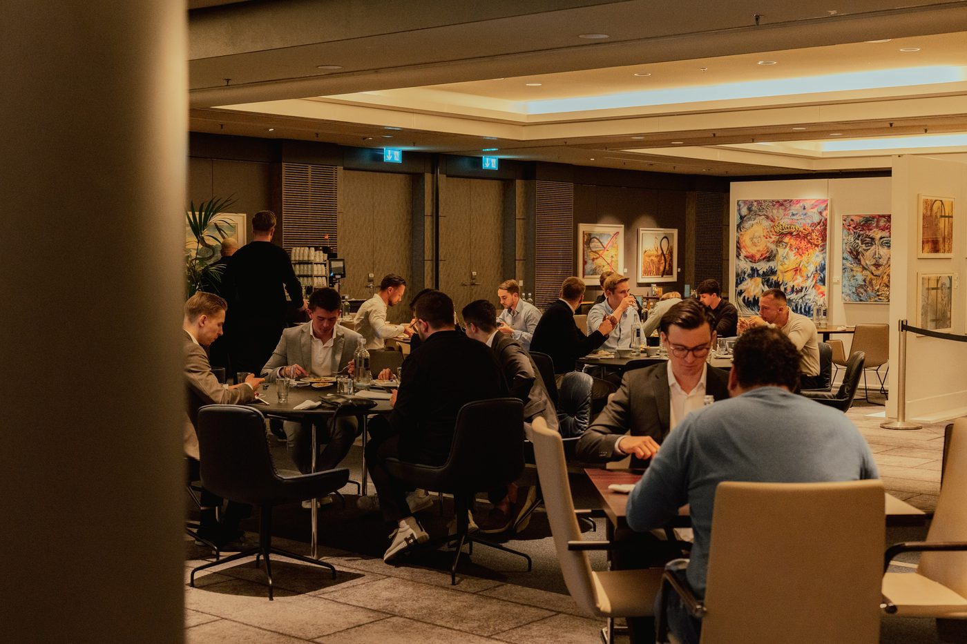 Austausch mit anderen Vertriebsteams beim Networking