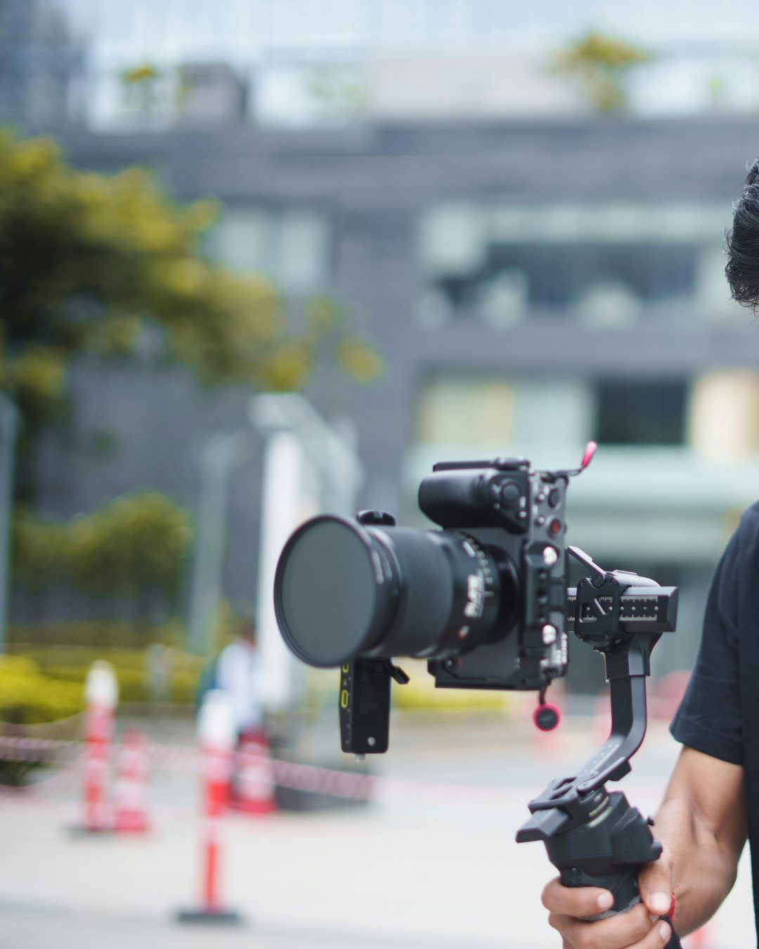 Videograf filmt mit Kamera auf Gimbal vor Ort