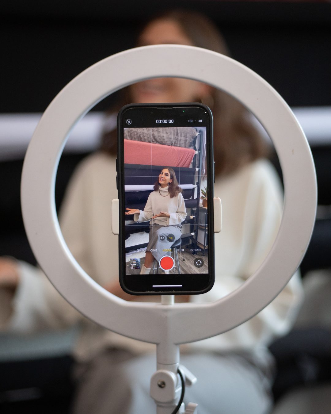 Interview-Aufnahme mit Smartphone am Ringlicht