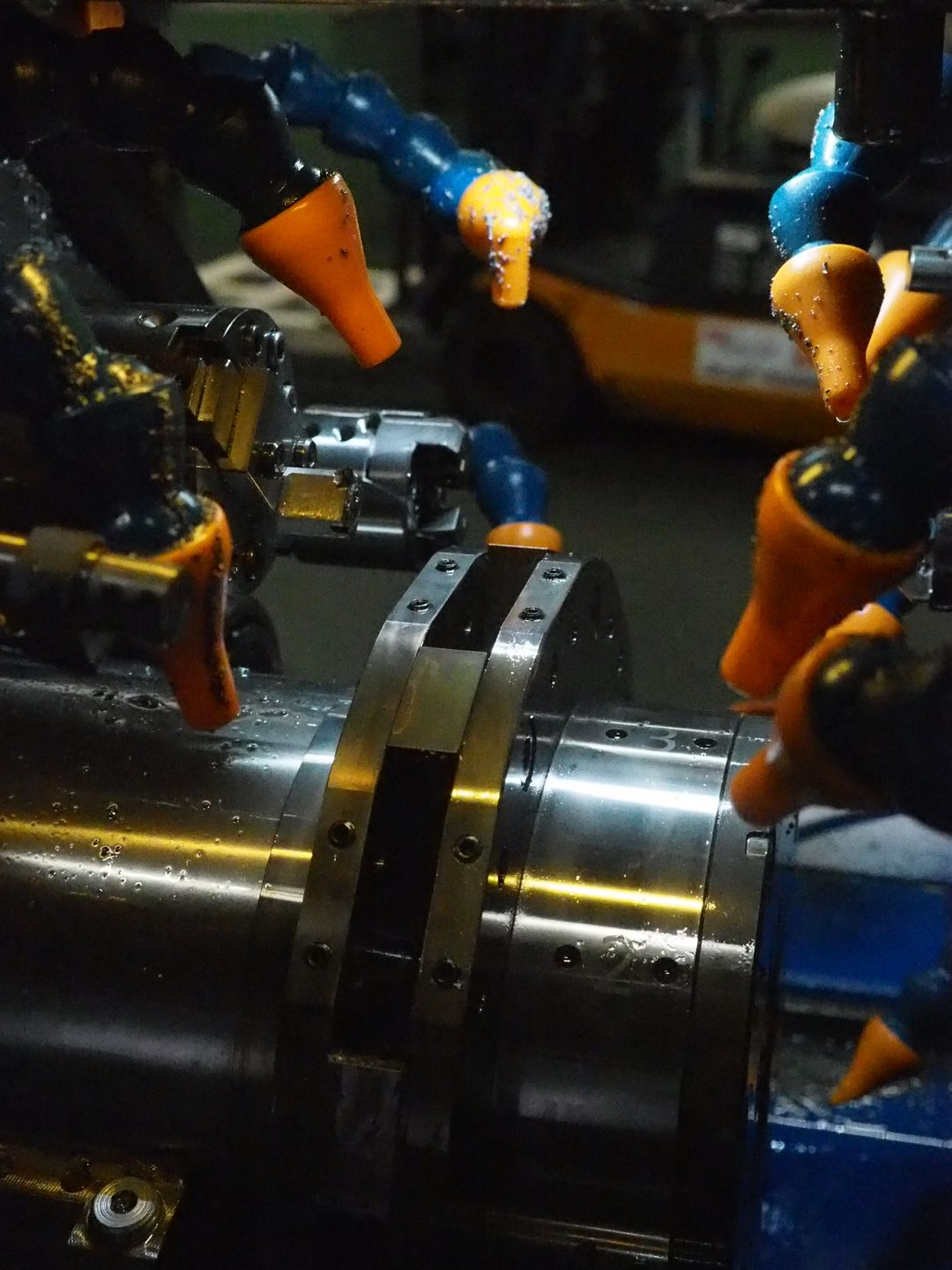 CNC-Drehmaschine bei der Zerspanung eines Präzisionsteils